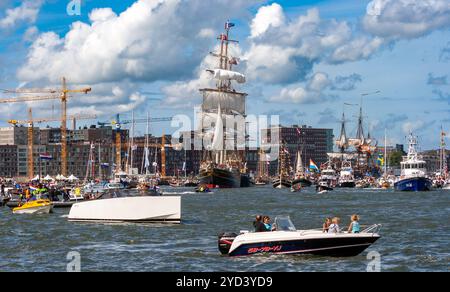 Der Dreimasten-Clipper „Stad Amsterdam“ kommt während der SEGELPARADE für SAIL2010 in Amsterdam an. Amsterdam, Niederlande - 19. August 2010 Stockfoto