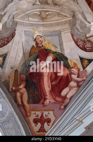 Tugend Ecclesia, Fresko von Bernardino Poccetti Ospedale degli Innocenti - Außen Arcade, Florenz, Italien Stockfoto