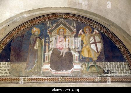 Madonna und Kind mit dem Erzengel Michael und St. Louis von Toulous, Fresko an der Schule von Giotto, im Kreuzgang des Ba Stockfoto