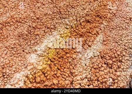 Farbenfrohe felsige Landschaft des Candy Cane Mountains in den Bezirken Khizi und Siyazan in Aserbaidschan. Die erstaunlichen Farben sind auf das Grundwasser zurückzuführen Stockfoto