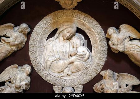 Madonna mit vier Engeln, Grab von Filippo Strozzi, Marmor, von Benedetto da Majano, Santa Maria Novella Principal Dominican Churc Stockfoto