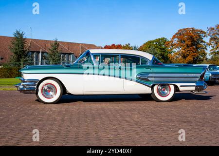 1958 Buick Super Oldtimer fährt vom Parkplatz bei Autotron. Rosmalen, Niederlande - 15. Oktober 2011 Stockfoto
