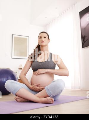 Yogamatte, Schwangere und Fitnessball für Training, Stretching und Fitness zu Hause für Trainingsplan. Weibliche Person, glücklich und bereit zum Training Stockfoto