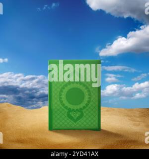 Das heilige Buch des Al Quran, das in der Wüste sitzt. Der Himmel ist blau und im Hintergrund sind Wolken. Muslimisches heiliges Buch. Begriff der islamischen Religion, Ra Stockfoto
