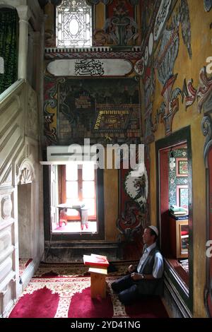 Muslimische Gebete in der Aladza-Moschee, Tetovo, Mazedonien Stockfoto