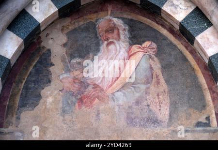 Die Lünette einer der Seitentüren zeigt Aaron, Detail der Fassade der Kirche Santa Maria Novella in Florenz, Ita Stockfoto