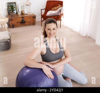 Porträt, schwangere Frau und Trainingsball für Fitnessstudio, Stretching und Fitness zu Hause für Trainingsplan. Weibliche Person, glücklich und bereit für Training Stockfoto