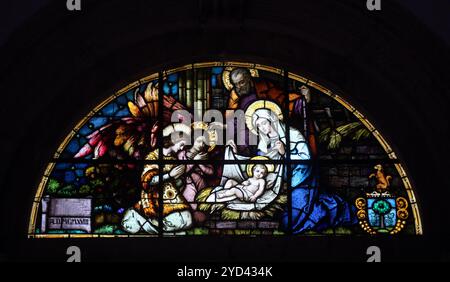 Krippe, Kirchenfenster in der Katholischen Kirche der Geburt der Jungfrau Maria in Prcanj, Montenegro Stockfoto