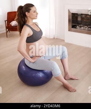 Balance, schwangere Frau und Gym Ball für Fitness, Stretching und Bewegung zu Hause für Trainingsplan. Weibliche Person, Selbstvertrauen und bereit für Training Stockfoto