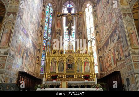 Hochaltar in der Basilika di Santa Croce (Basilika des Heiligen Kreuzes) - berühmte Franziskanerkirche in Florenz, Italien Stockfoto