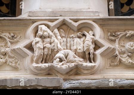 Enthauptung von Johannes dem Täufer, St. Jakobus dem Großen Predella, Relief an der Außenmauer der Orsanmichele Kirche in Florenc Stockfoto