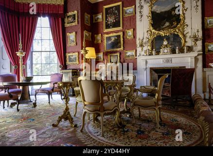 Felbrigg Hall, ein englisches Landhaus aus dem 17. Jahrhundert, Felbrigg, Norwich, Norfolk, England, UK - Blick von innen auf den Salon Stockfoto