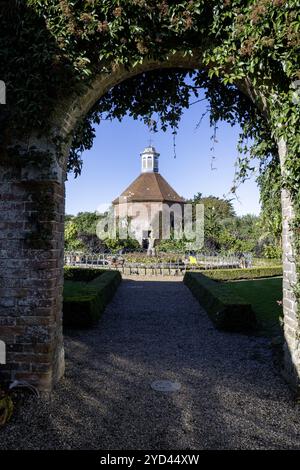 Das Dovecote ist ein denkmalgeschütztes Gebäude im Küchengarten in Felbrigg Hall, Norfolk, England, Großbritannien Stockfoto