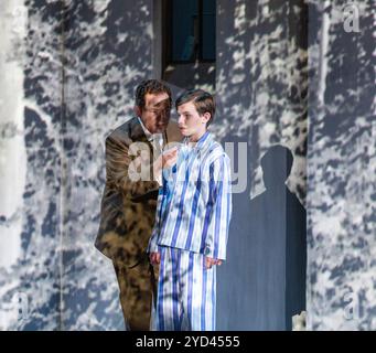 l-r: Robert Murray (Peter Quint), Jerry Louth (Miles) in THE TURN OF THE SCREW an der English National Opera (ENO), London Coliseum, London WC2 11/10/2024 Musik: Benjamin Britten Libretto: Myfanwy Piper nach Henry James Dirigent: Duncan Ward Beleuchtung: Paul Anderson Projektionsdesign: Jon Driscoll Designer & Regisseur: Isabella Bywater Stockfoto