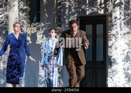 l-r: Eleanor Dennis (Miss Jessel), Jerry Louth (Miles), Robert Murray (Peter Quint) in THE TURN OF THE SCREW an der English National Opera (ENO), London Coliseum, London WC2 11/10/2024 Musik: Benjamin Britten Libretto: Myfanwy Piper nach Henry James Dirigent: Duncan Ward Beleuchtung: Paul Anderson Projektionsdesign: Jon Driscoll Designer & Regisseur: Isabella Bywater Stockfoto