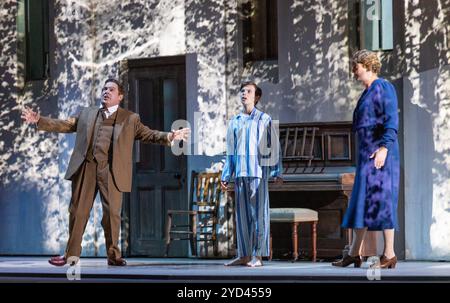 l-r: Robert Murray (Peter Quint), Jerry Louth (Meilen), Eleanor Dennis (Miss Jessel) in DER REIHE DER SCHRAUBE an der English National Opera (ENO), London Coliseum, London WC2 11/10/2024 Musik: Benjamin Britten Libretto: Myfanwy Piper nach Henry James Dirigent: Duncan Ward Beleuchtung: Paul Anderson Projektionsdesign: Jon Driscoll Designer & Regisseur: Isabella Bywater Stockfoto