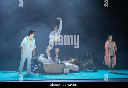 l-r: Elgan LLyr Thomas (Francois), Henry Neill (Junior), Rowan Pierce (Dede) in RUHIGER LAGE am Linbury Theatre, Royal Opera House, Covent Harden, London WC2 10/10/2024 Musik: Leonard Bernstein Libretto: Stephen Wadsworth Adaption Libretto & reduzierte Orchestrierung: Garth Edwin Sunderland Dirigent: Nicholas Chalmers Design: Annemarie Woods Beleuchtung: Fabiana Piccioli Bewegung: Oliah Fahie Stockfoto