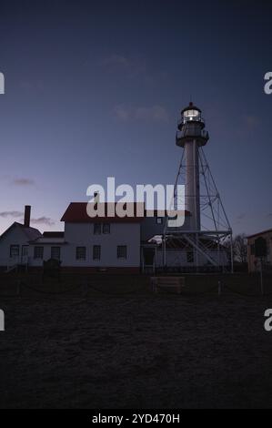 Vertikales Bild des Leuchtturms am Whitefish Point Stockfoto