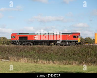 Diesellokomotive DB-Baureihe 66 Nr. 66061 mit freightliner-Zug, Warwickshire, Großbritannien Stockfoto