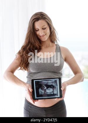Schwangere Frau, Tablette und Bildschirm mit Ultraschall zu Hause, glücklich und Ergebnisse für pränatales Wachstum. Person, Mutter und zeige ux mit Antrag für Stockfoto