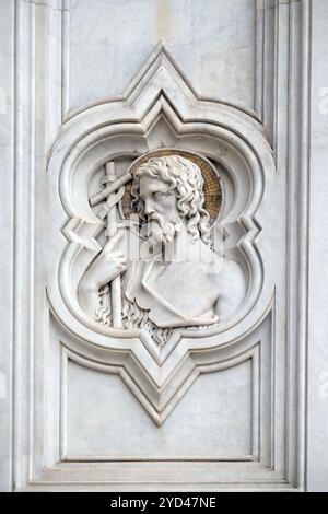 St. Johannes der Täufer, Relief an der Fassade der Basilika Santa Croce (Basilika des Heiligen Kreuzes) - berühmte Franziskanerkirche Stockfoto