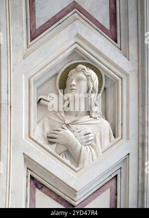 St. Johannes der Evangelist, Relief an der Fassade der Basilika Santa Croce (Basilika des Heiligen Kreuzes) - berühmte franziskanerchur Stockfoto