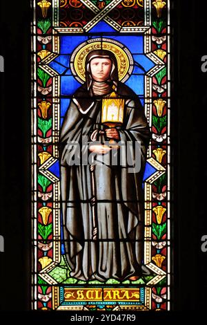 St. Clare von Assisi, Buntglasfenster in der Basilica di Santa Croce (Basilika des Heiligen Kreuzes) - berühmte franziskanerkirche Stockfoto