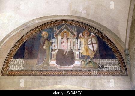Madonna und Kind mit dem Erzengel Michael und St. Louis von Toulous, Fresko an der Schule von Giotto, im Kreuzgang des Ba Stockfoto