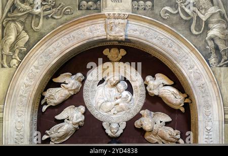 Madonna mit vier Engeln, Grab von Filippo Strozzi, Marmor, von Benedetto da Majano, Santa Maria Novella Principal Dominican Churc Stockfoto