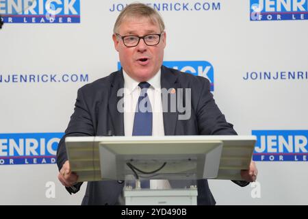 Der Abgeordnete Mark Francois stellt Robert Jenrick vor, bevor er eine Rede in der Henry Jackson Society im Millbank Tower in London hält, in der er seine Außen- und Verteidigungspolitik beschreibt. Bilddatum: Freitag, 25. Oktober 2024. Stockfoto