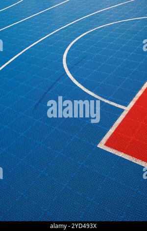 Basketballfeld mit weißen Linien markiert Stockfoto