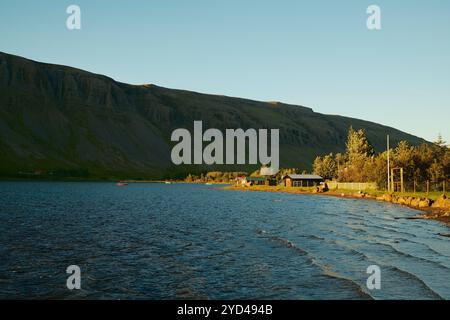 Kleines Dorf an der Küste des Sees in der Sonnenuntergangszeit Stockfoto