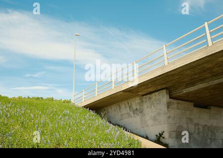 Unterführung einer Betonbrücke mit Zäunen oben Stockfoto