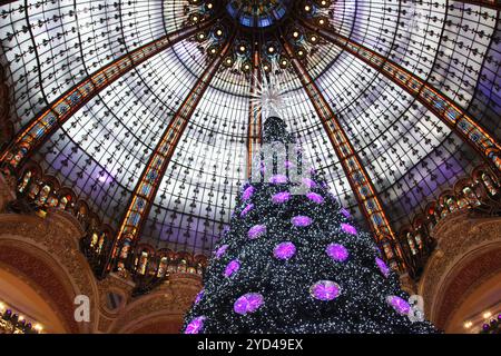 Weihnachtsbaum in Galeries Lafayette, Handelspavillons in Paris, Frankreich Stockfoto