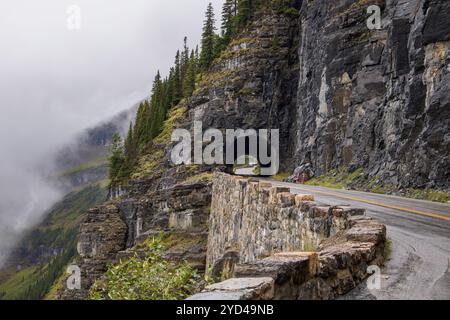 Mountain Road Tunnel im Glacier National Park, Montana Stockfoto