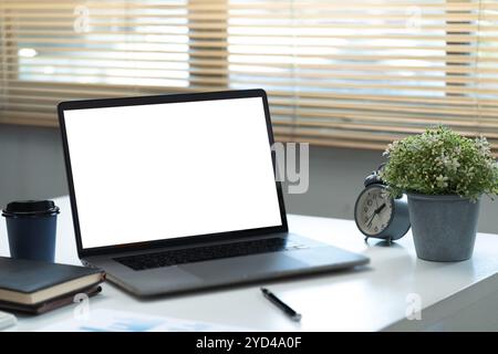 Leerer Laptop mit weißem Bildschirm. Leerer weißer Bildschirm. Modellbild im Büro Stockfoto