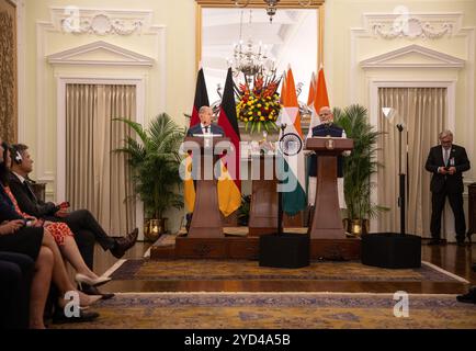 Neu Delhi, Indien. Oktober 2024. OLAF Scholz (SPD, l), Bundeskanzler, und Narendra Modi, Premierminister von Indien, geben eine gemeinsame Pressemitteilung ab. Das Motto der siebten indisch-deutschen Regierungskonsultationen lautet: "Gemeinsam mit Innovation, Mobilität und Nachhaltigkeit wachsen". Quelle: Hannes P. Albert/dpa/Alamy Live News Stockfoto
