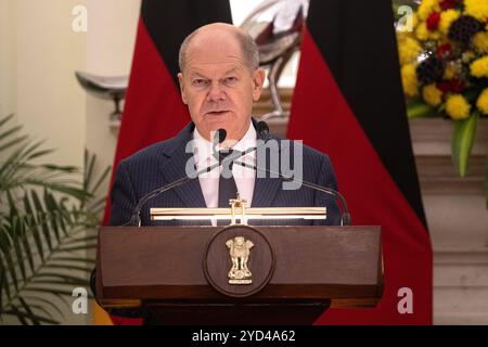 Neu Delhi, Indien. Oktober 2024. Bundeskanzler OLAF Scholz (SPD) gibt eine Pressemitteilung ab. Das Motto der siebten indisch-deutschen Regierungskonsultationen lautet: "Gemeinsam mit Innovation, Mobilität und Nachhaltigkeit wachsen". Quelle: Hannes P. Albert/dpa/Alamy Live News Stockfoto
