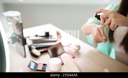 Cosmetics Vlogger Online-Übertragung Liveschminke im Heimstudio. Stockfoto