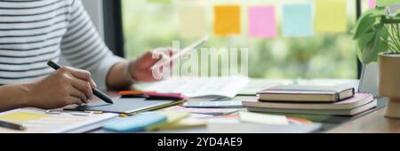 Startup Architect kreativer Designer, der im Büro mit neuen Projektideen arbeitet. Stockfoto
