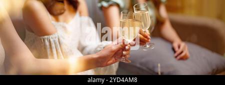 Eine Gruppe von Freunden feiert mit Champagner aus nächster Nähe. Stockfoto