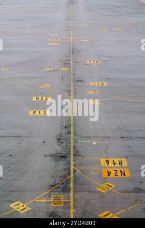 Wegbeschaffungslinien auf dem Rollfeld am HK International Airport Stockfoto