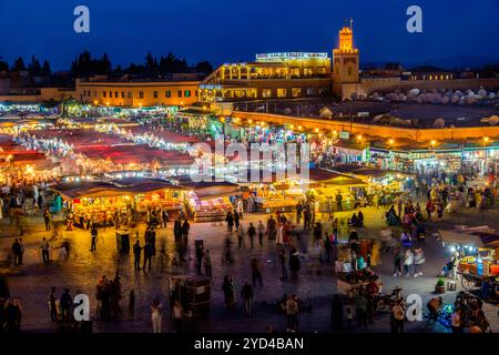 Nächtlicher Blick auf den Marktplatz, bekannt als Jemaa el-Fnaa, Jemaa el-Fna, Djema el-Fna, Djemaa el-Fnaa in Marrakesch, Marokko Stockfoto