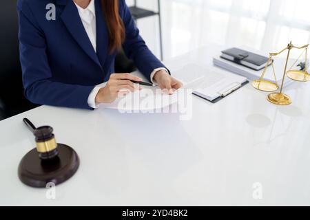Anwalt oder Richterberater liest einen wichtigen Rechtsvertrag im Amt. Stockfoto