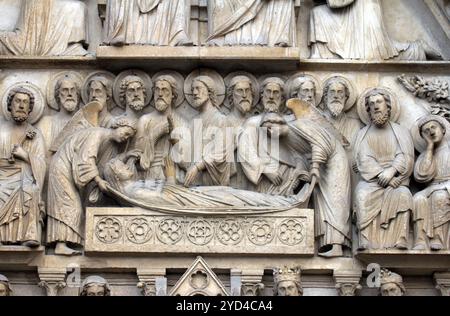 Tod der Jungfrau Maria, Kathedrale Notre-Dame, Portal der Jungfrau, Paris Stockfoto