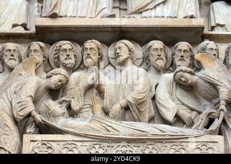 Tod der Jungfrau Maria, Kathedrale Notre-Dame, Portal der Jungfrau, Paris Stockfoto