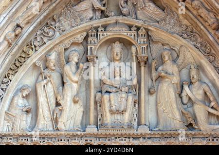 Jungfrau und Kind auf einem Thron, Kathedrale Notre Dame, Portal der Heiligen Anna, Paris Stockfoto