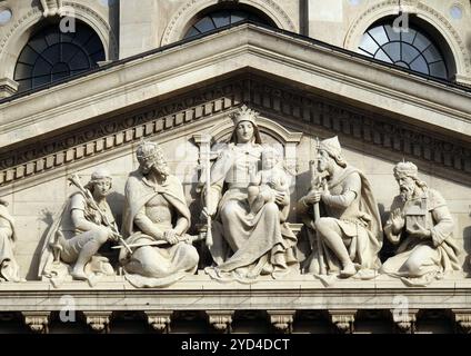 Tympanon-Bass-Relief mit der Jungfrau Maria und ungarischen Heiligen, St. Stephans Basilika in Budapest, Ungarn. Stockfoto