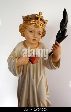 Jesuskind, König der Welt mit heiligen Herzen, Statue in der Kirche der Heimsuchung der Jungfrau Maria in Rovinj, Kroatien Stockfoto