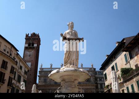 Brunnen mit römische Statue namens Madonna Verona in 1368 gebaut von Cansignorio della Scala auf der Piazza delle Erbe in Verona, Italien Stockfoto